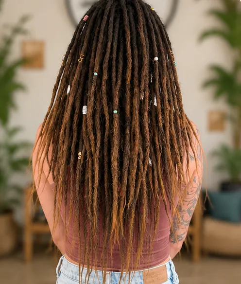 Dreads largos con punta suelta en mechita y cuentas de colores
